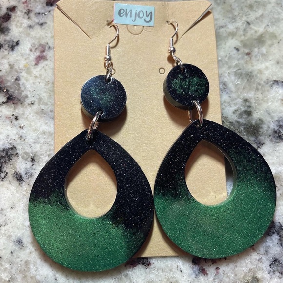 Handmade resin jewelry. Customizable. Any color. Lightweight. - Picture 6 of 16